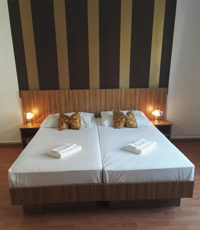 Hid Hotel Boedapest Buitenkant foto